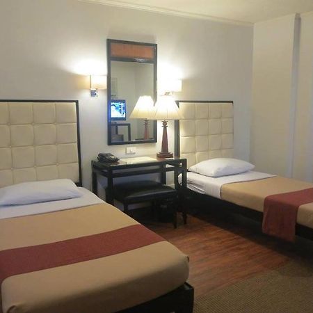Hotel Alejandro Таклобан Экстерьер фото